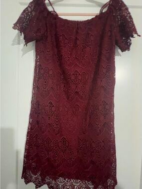 Hope & Harlow Lace Cold -Shoulder Dress in Burgundy